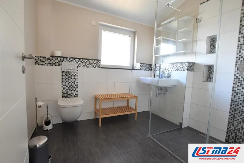 Badsanierung fertig: Walk-in-Dusche mit Glaswand und zwei Nischen, Mosaikband, Hänge-WC, Boden in Holzoptik