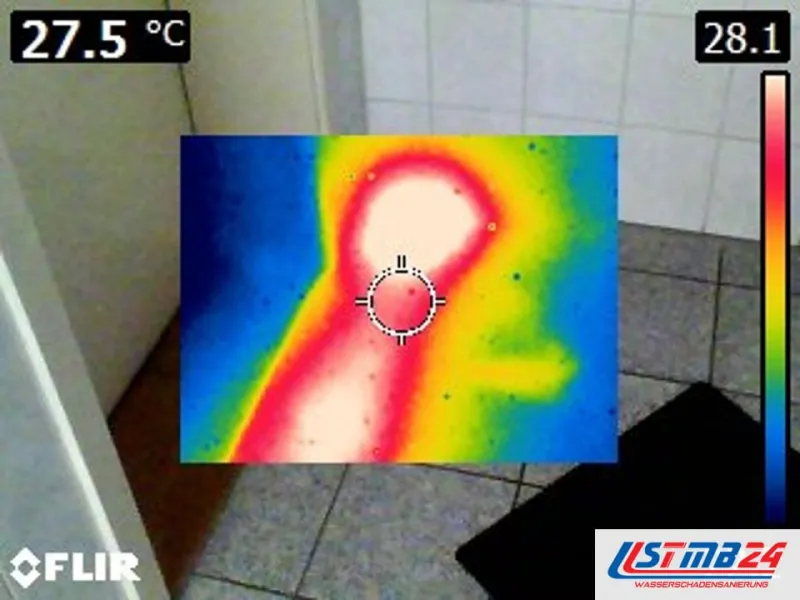 Dokumentation mit Wärmebild: warme Spur durch den Fliesenboden am Badeingang, die wärmste Stelle liegt bei 27,5 Grad