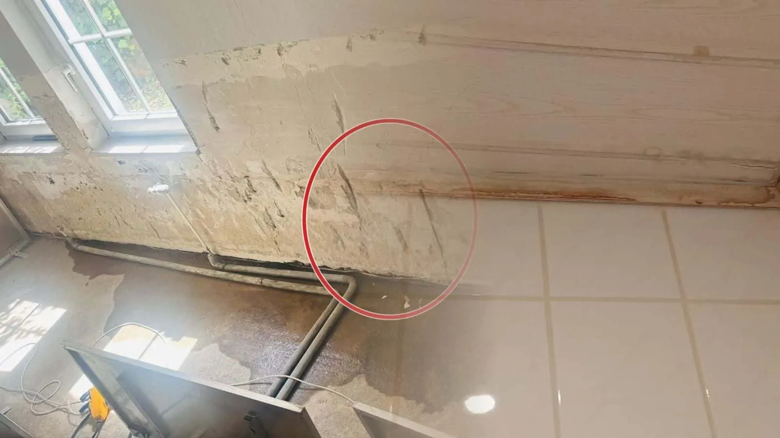 Verfärbte Deckenkante im Bad neben dem Lüftungsgitter