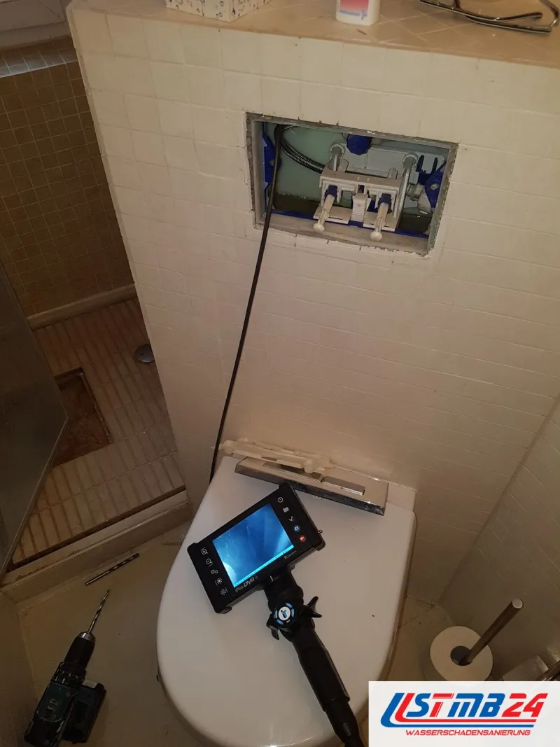 Geöffnete Revision über dem Wand-WC, das Endoskop führt in die Vorwand, der Monitor liegt auf dem WC-Deckel