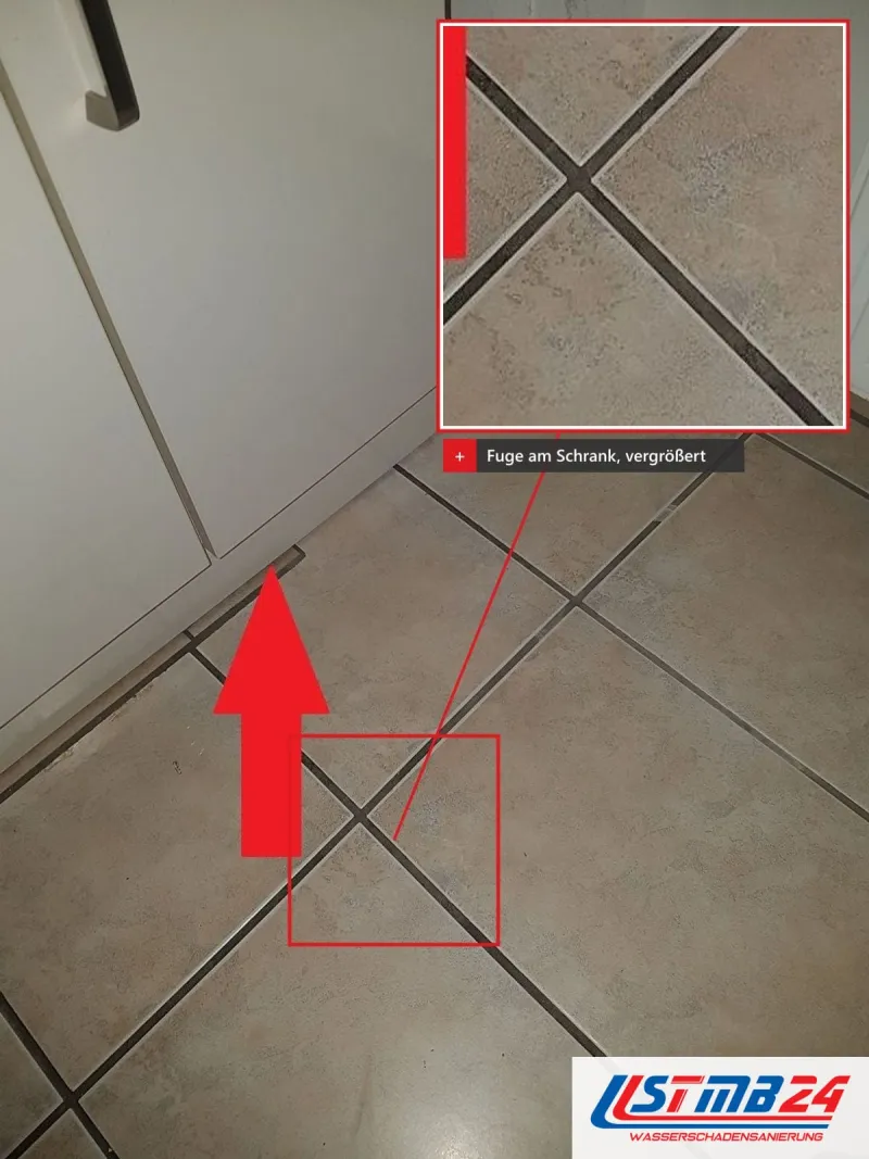 Heller Fliesenboden vor einem Einbauschrank, ein roter Pfeil zeigt auf die Fuge, vergrößert eingeblendet