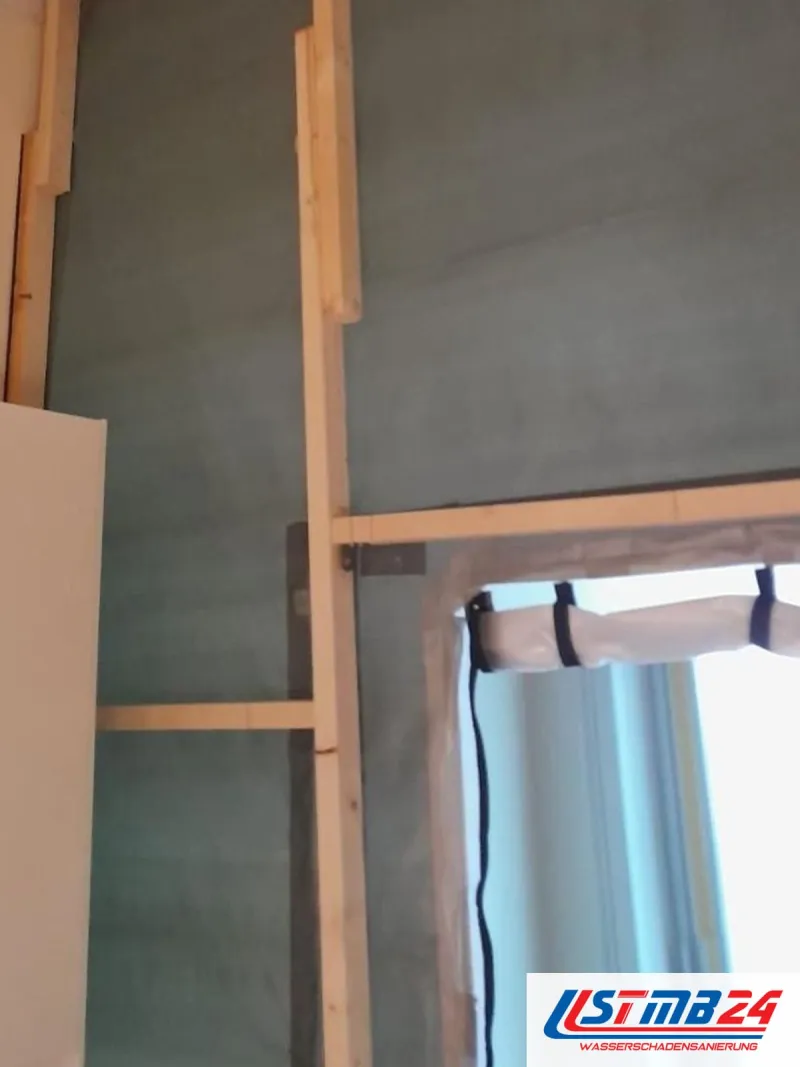 Folienwand auf Holzlatten bis unter die Decke, die Tür in den Arbeitsbereich ist hochgerollt