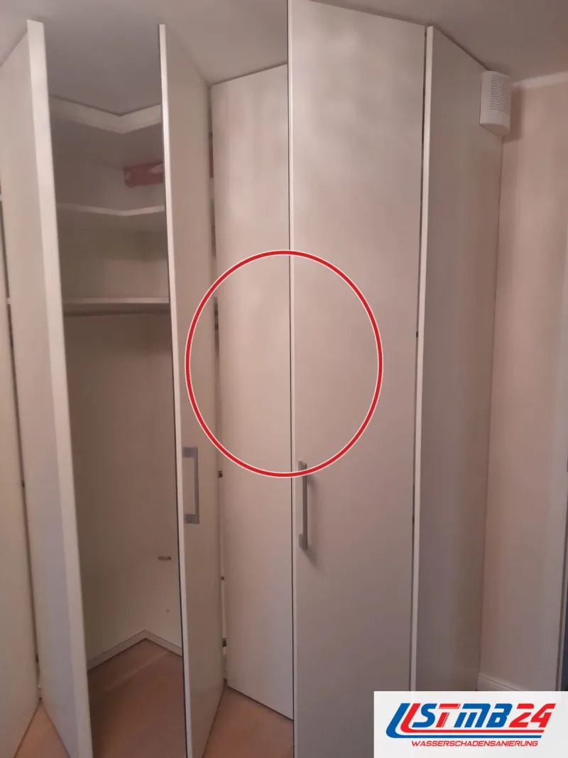 Einbauschrank offen, ein roter Kreis markiert die Stelle