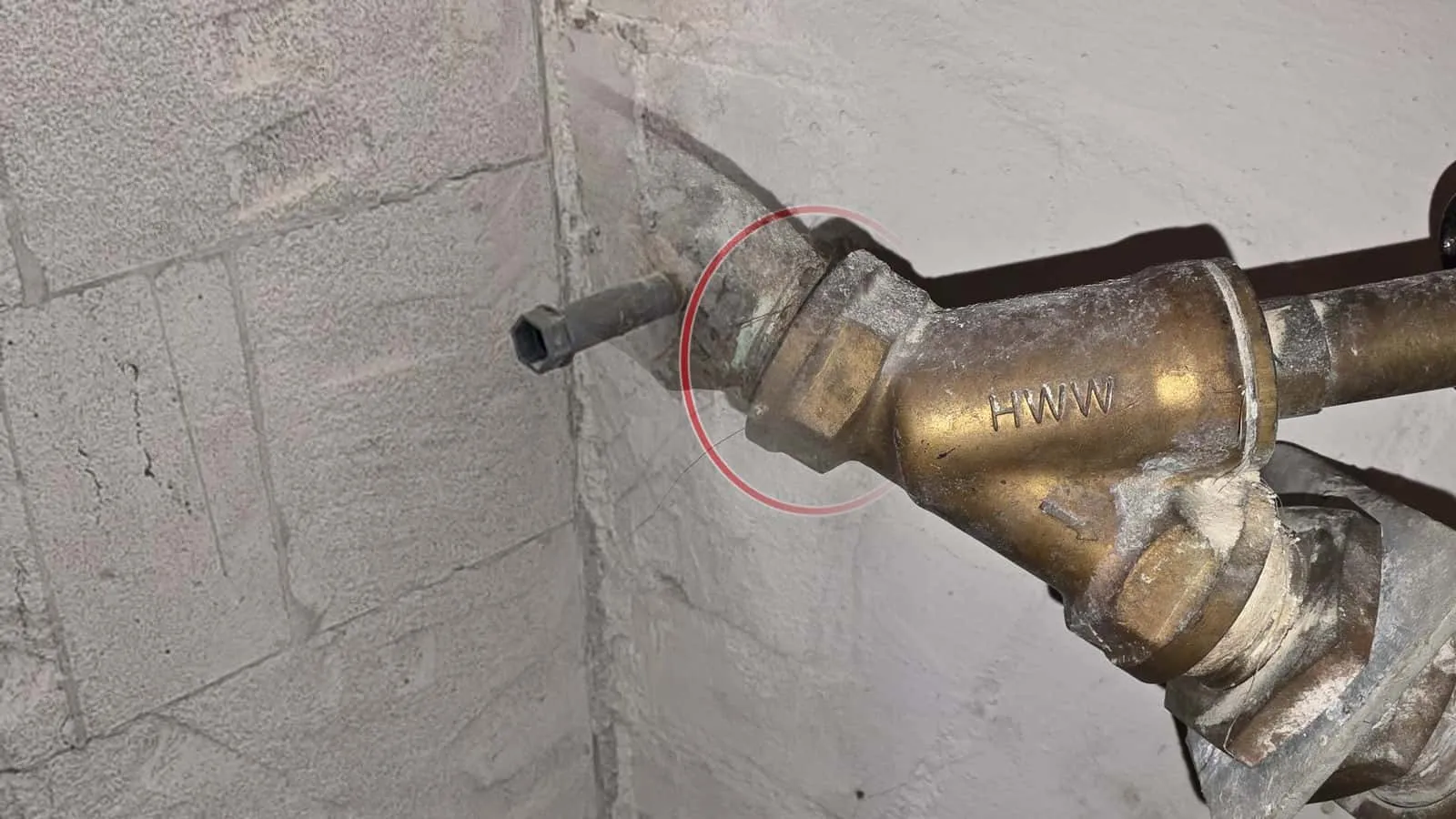 Alte Hauswasserleitung mit einem Schmutzfänger aus Messing
