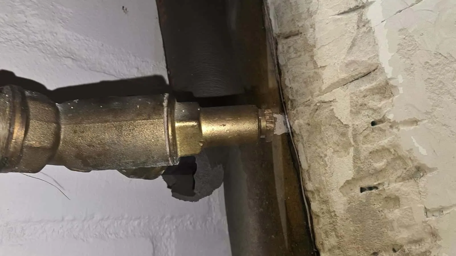 Estrichrinne mit dunkler Nässe an der Wand