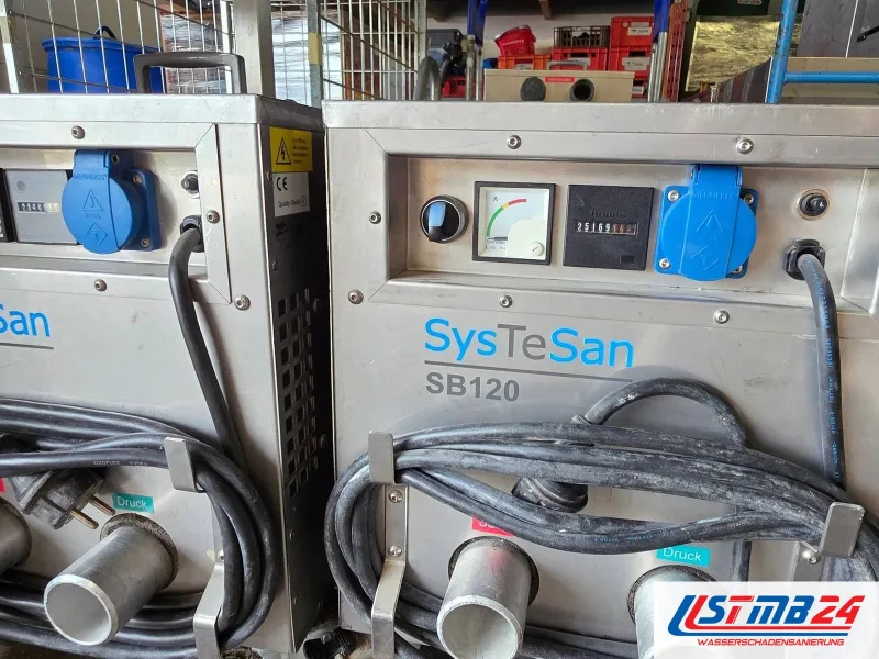 Edelstahlgerät SysTeSan SB120 mit aufgewickelten Kabeln, Steckdose und zwei Schlauchanschlüssen