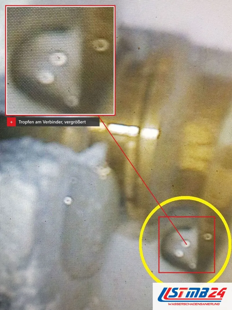 Bild aus dem Endoskop: an einer Messingverbindung in der Wand hängt ein Wassertropfen, gelb umkreist und vergrößert
