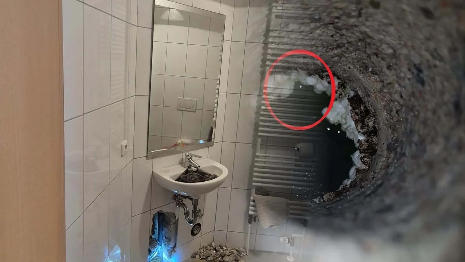 Blick in eine Bohrung, rot umkreist ein Wasserrand