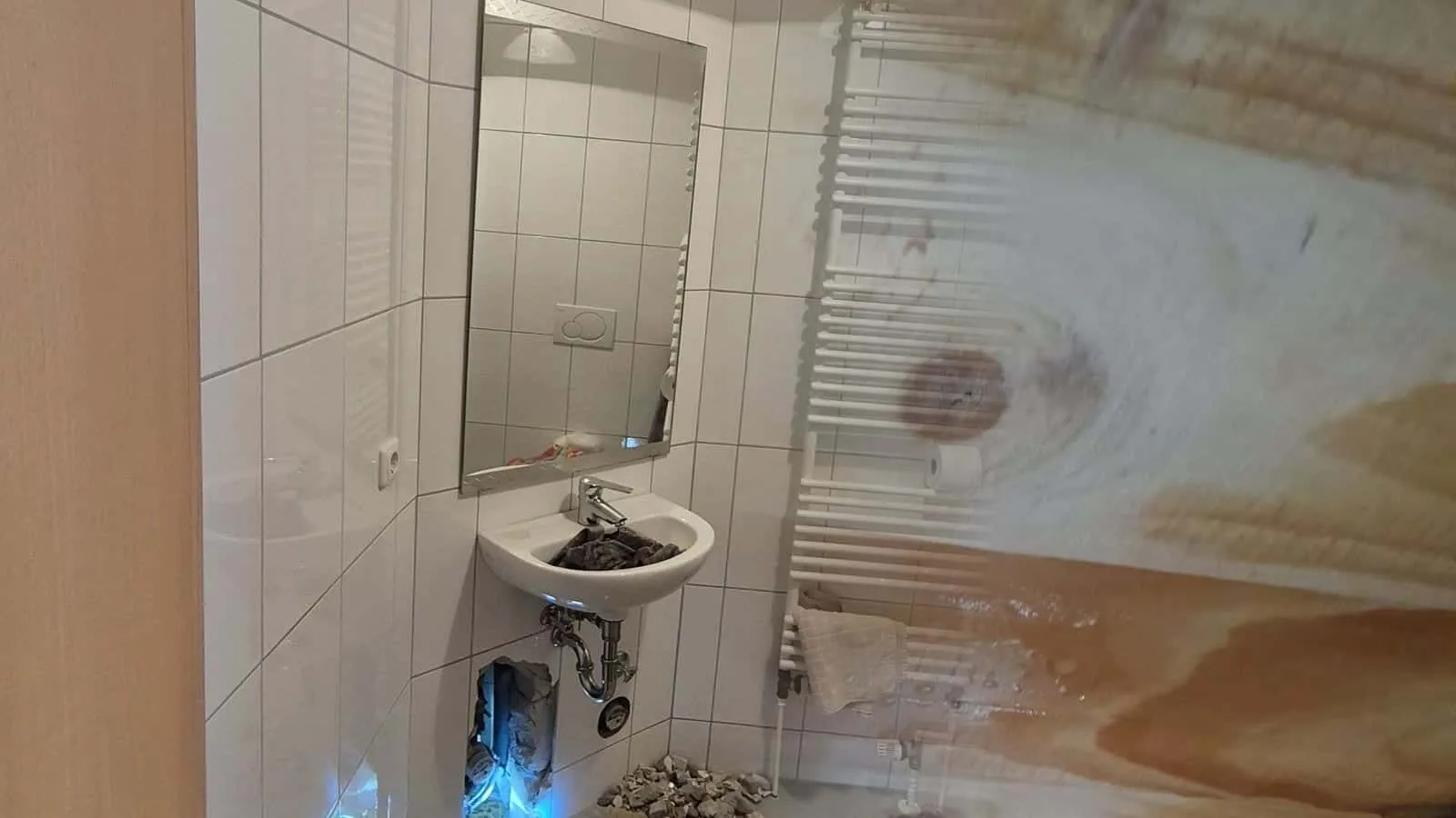Holzschalung mit hellen Wasserrändern