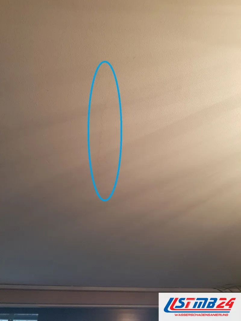 Helle Wand mit einer senkrechten Laufspur, eine blaue Ellipse markiert den Streifen