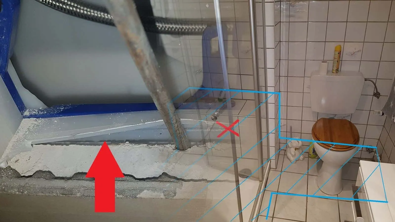 Bad mit weißen Fliesen, Dusche und WC, auf Wand und Boden zeichnen blaue Linien den Weg der Leitung nach, ein rotes Kreuz zeigt das Leck