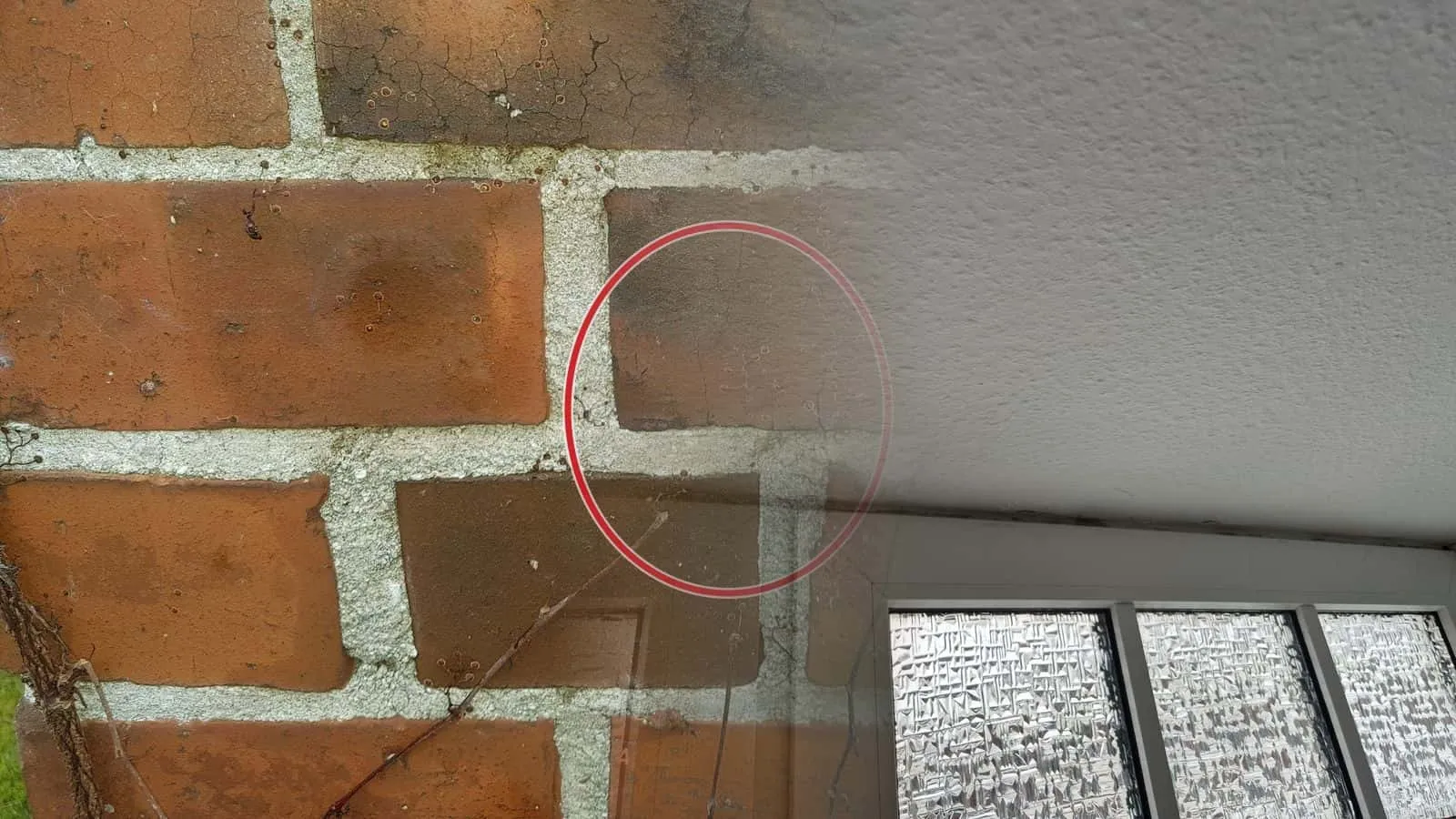 Fenster mit geriffeltem Glas unter einer Decke mit Strukturputz