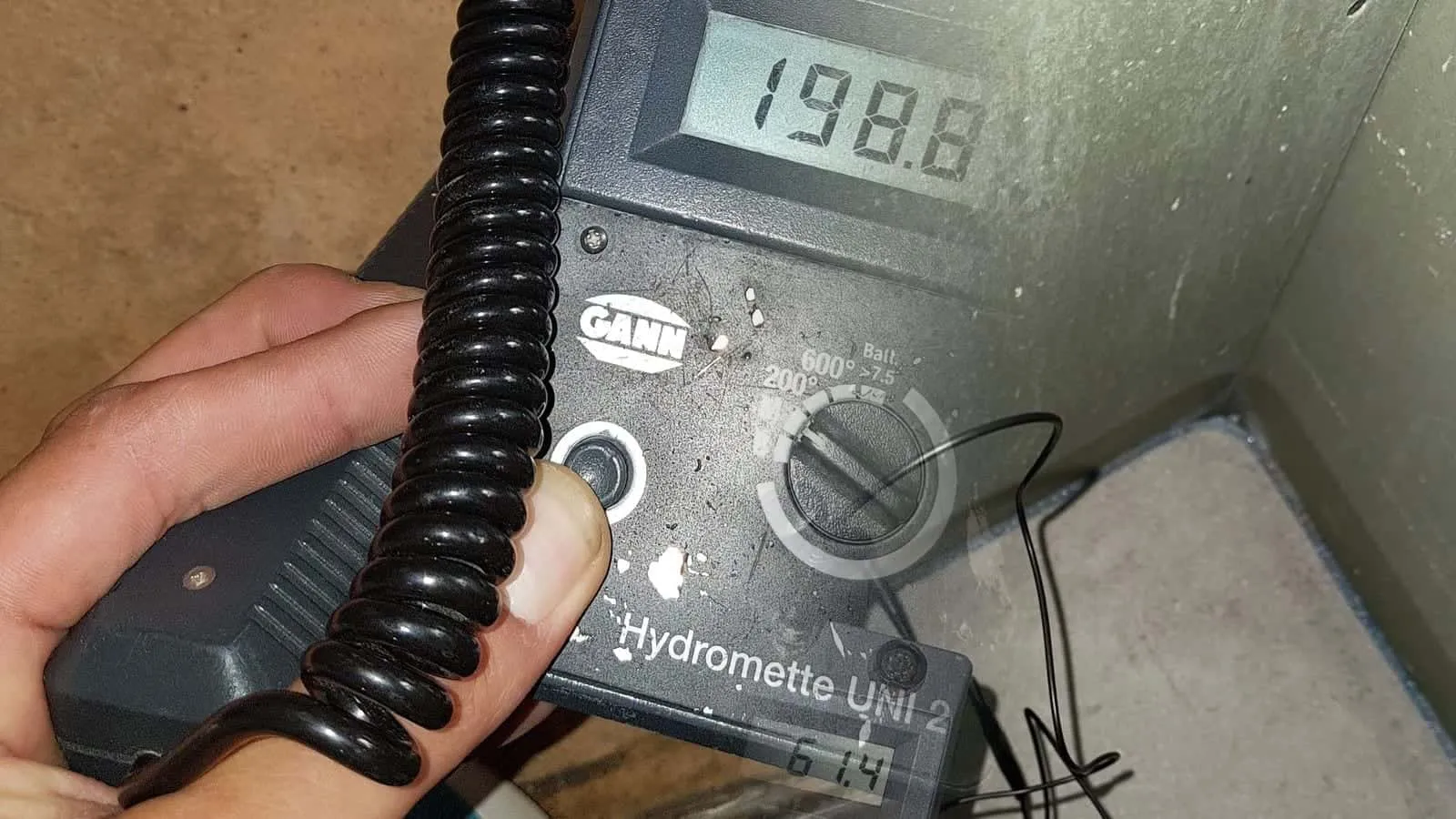 Messgerät mit 61,4 an der Wand über dem Estrich