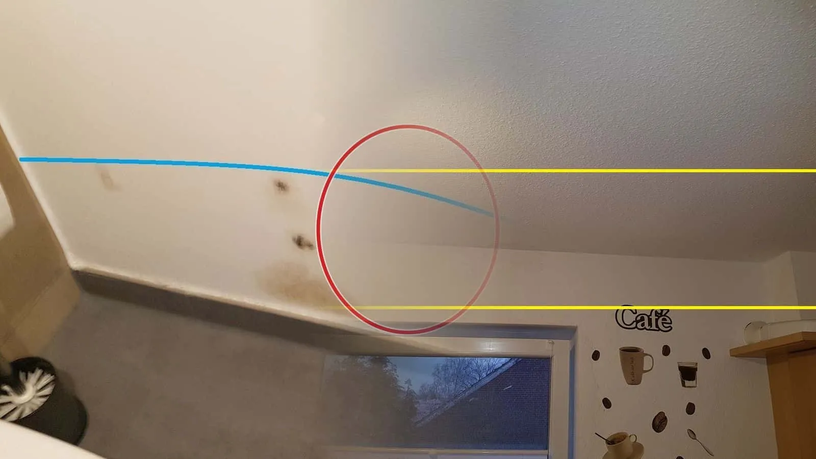 Gelb eingerahmte Stelle an der Decke über einem Küchenfenster