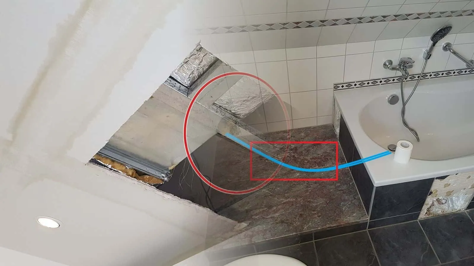 Bad mit Wanne und Marmorstufe, eine blaue Linie zeigt die Leitung unter der Stufe, ein rotes Rechteck die Leckstelle