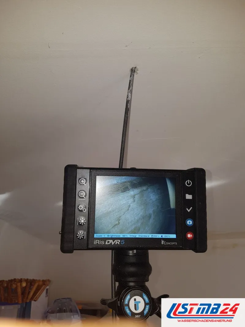 Endoskop mit Monitor in einem Zimmer, die biegsame Sonde führt nach oben in die Decke