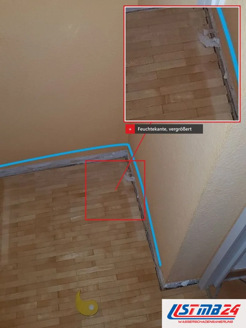 Zimmerecke mit hellem Mosaikparkett, die Sockelleiste ist ab, blau markiert die Feuchtekante, vergrößert die Ecke