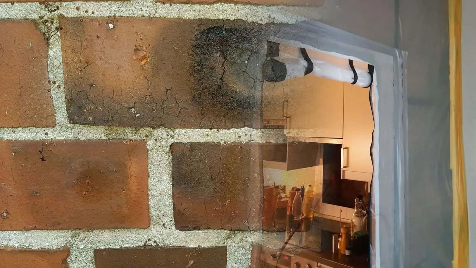 Staubschutzwand mit Reißverschlusstür vor einer Küche