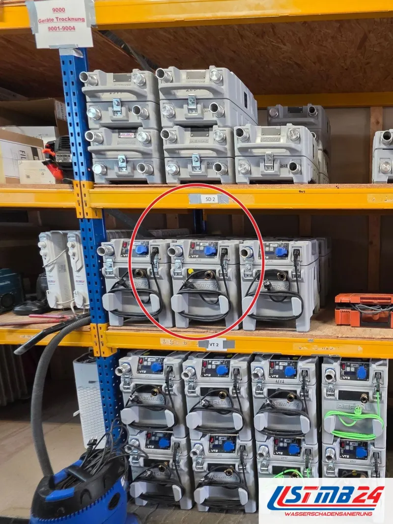 Module für die Dämmschichttrocknung gestapelt in Regalfächern mit Schildern, ein roter Kreis markiert die Stelle