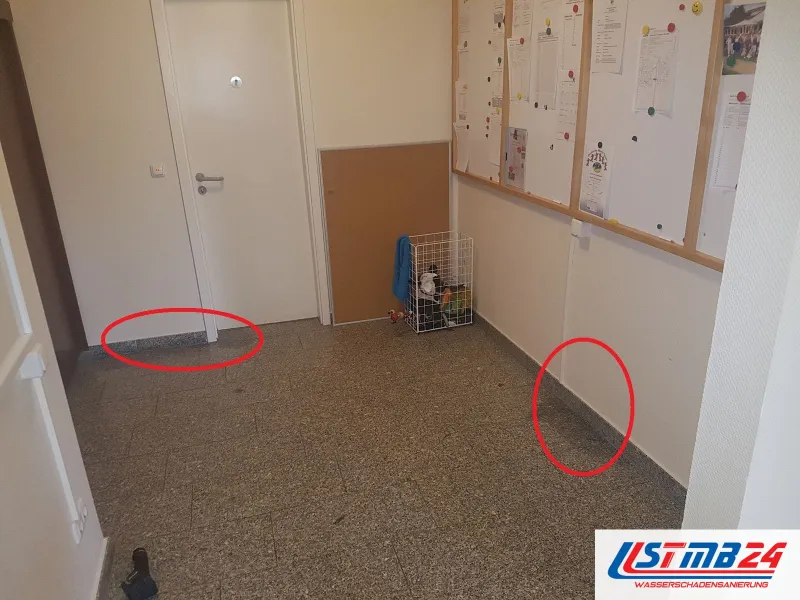 Flur mit Steinboden, rot umkreist zwei Stellen am Wandfuß
