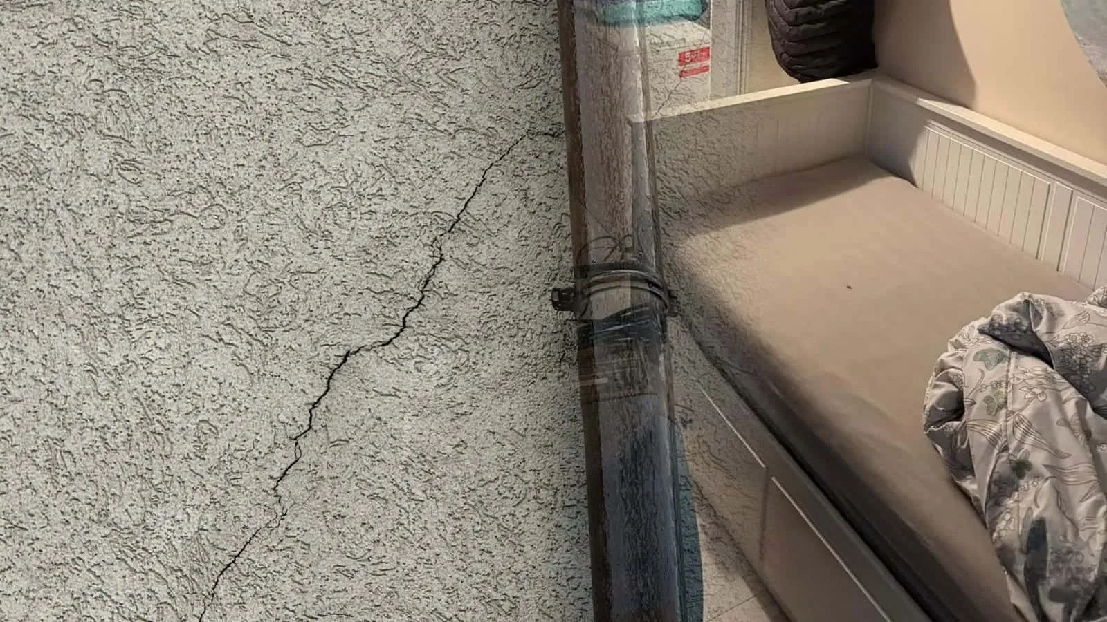 Blauer Bautrockner in einem schmalen Zimmer mit Tagesbett