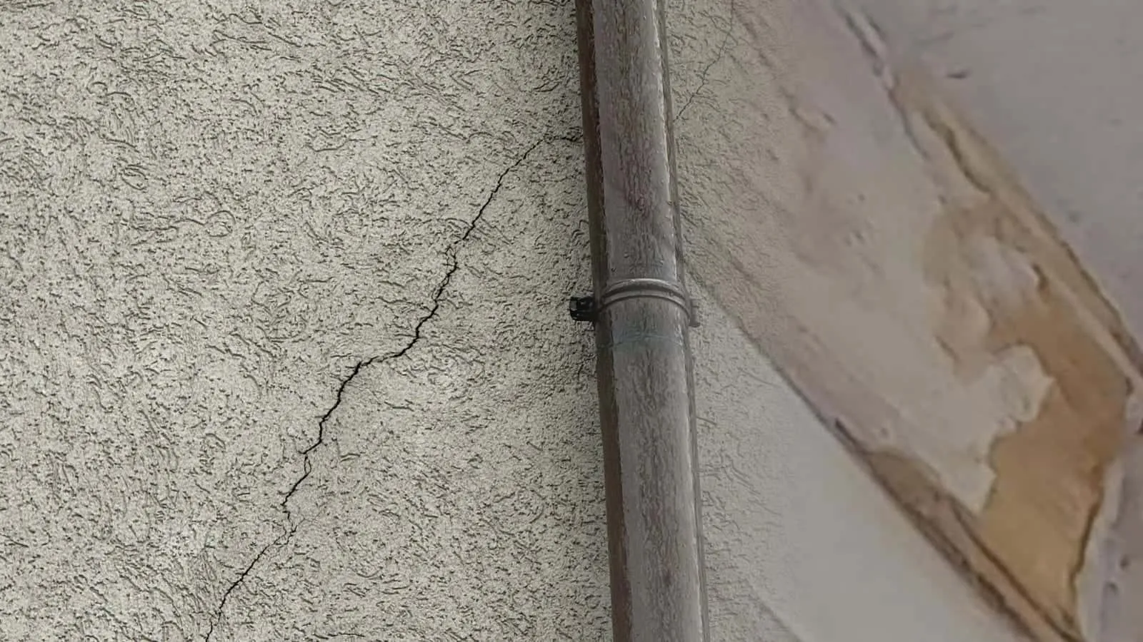 Braune Wasserflecken oben an der Deckenkante einer Raumecke