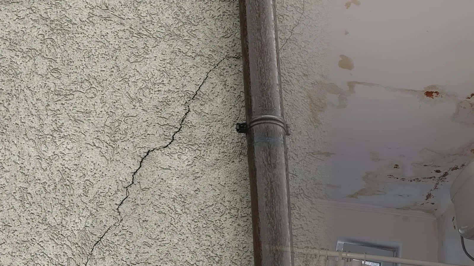 Baddecke mit abblätternder Farbe und braunen Flecken