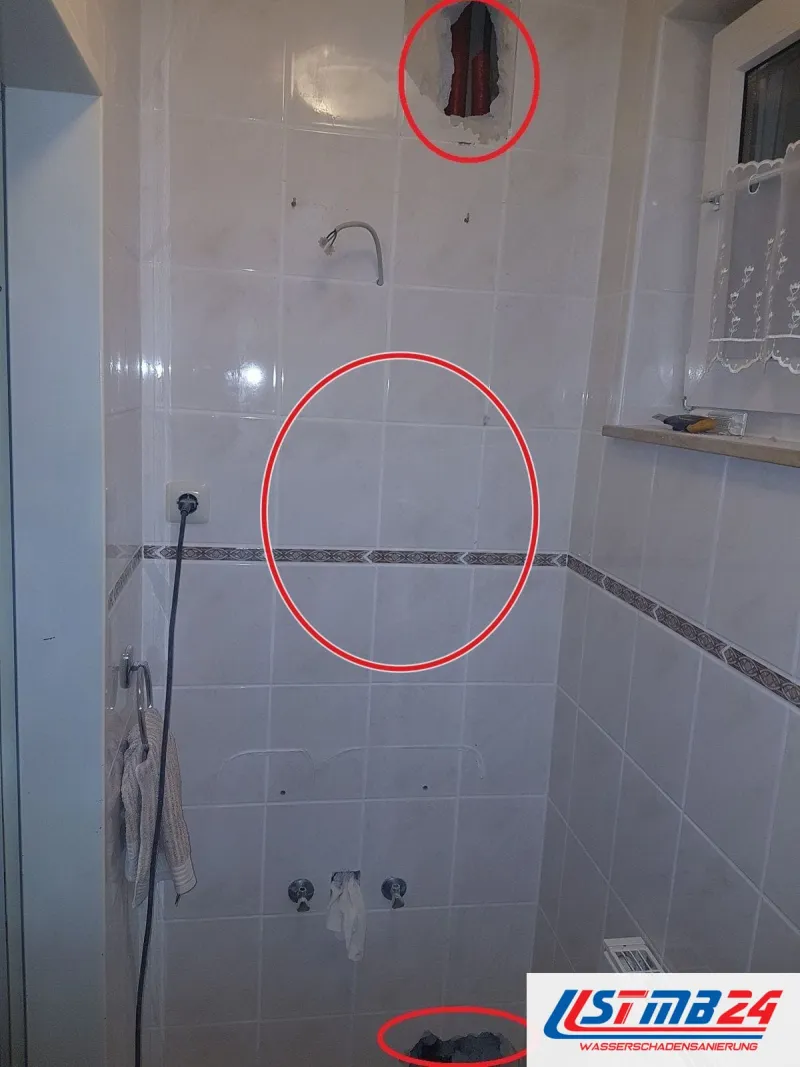 Duschbereich, rot umkreiste Stellen an Decke und Boden, ein roter Kreis markiert die Stelle