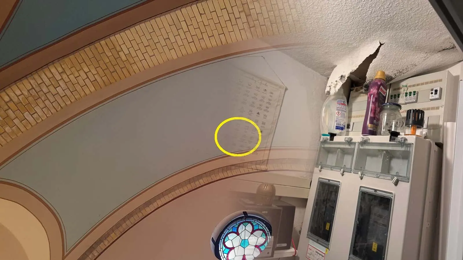Zählerschrank unter einer aufgebrochenen Decke in einem Hauswirtschaftsraum