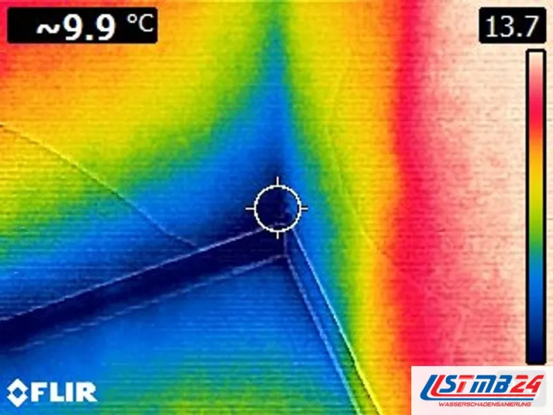 Wärmebild einer Raumecke: Die Ecke leuchtet blau bei 9,9 Grad, die Wandflächen daneben sind gelb bis rot und wärmer