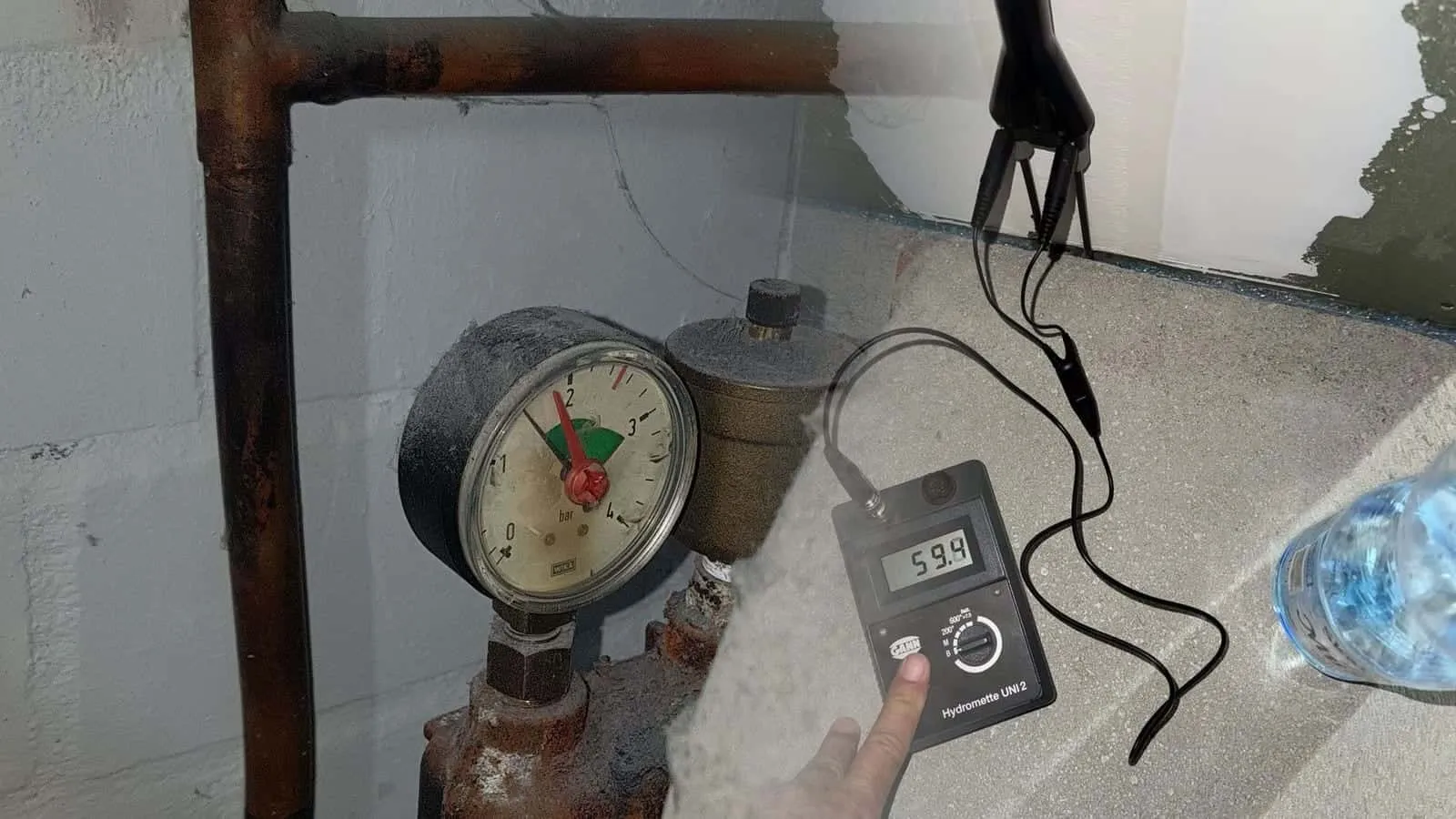 Messgerät mit Elektroden an der Wand über dem Estrich