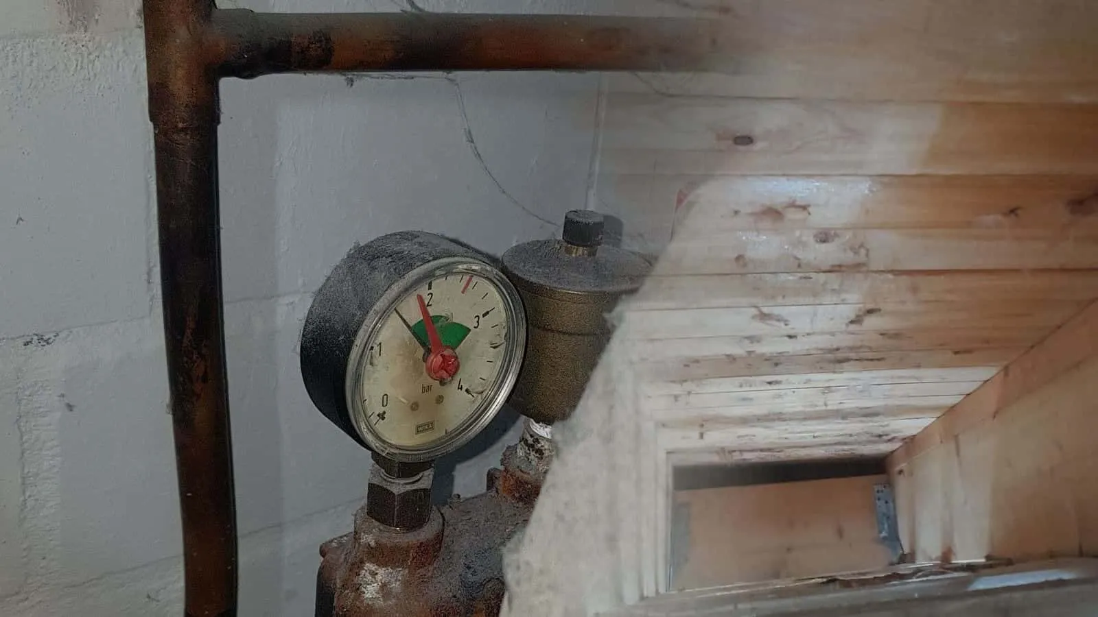 Holzschalung einer Decke mit dunklen Wasserflecken