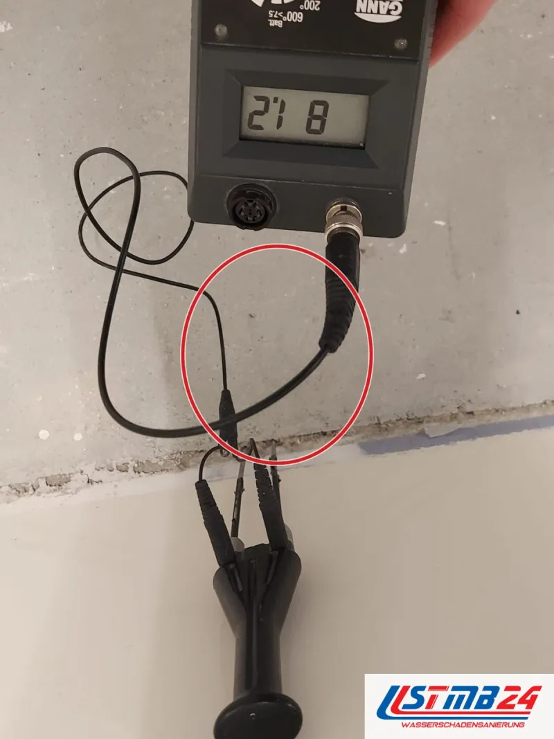 Messgerät mit Anzeige 21,8, Elektrode auf dem Estrich, ein roter Kreis markiert die Stelle
