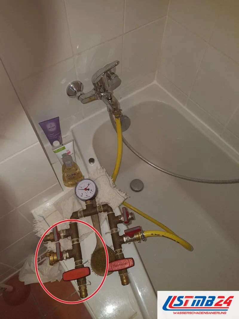Manometer mit Ventilen am Wannenrand, gelber Schlauch, ein roter Kreis markiert die Stelle