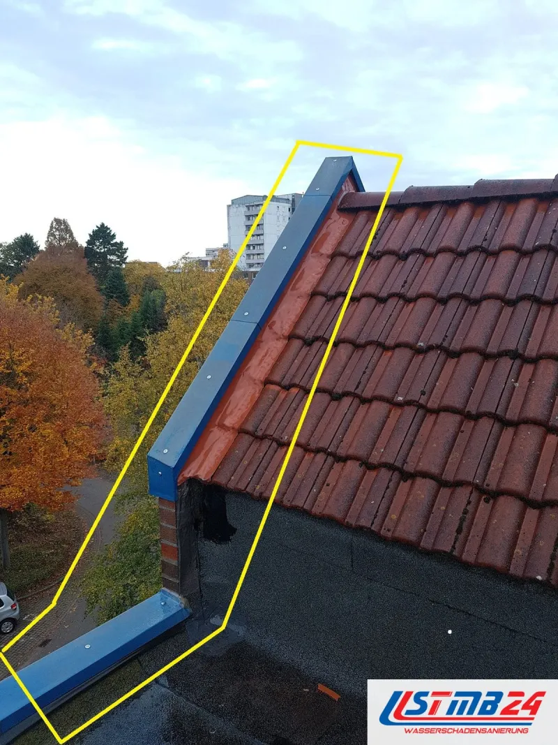 Ziegeldach an einer Hauswand, gelb umrandet ist der Anschluss zwischen Dach und Wandabdeckung