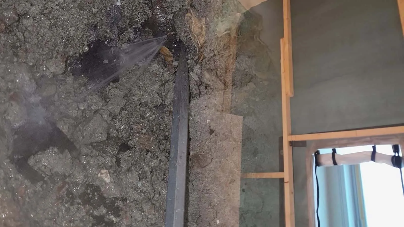 Folienwand auf Holzlatten bis zur Decke mit hochgerollter Tür