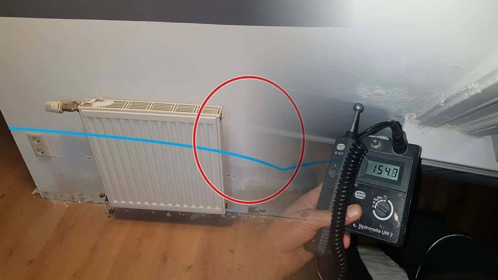 Messgerät mit Anzeige 154,7 unter einem Wasserfleck an der Decke