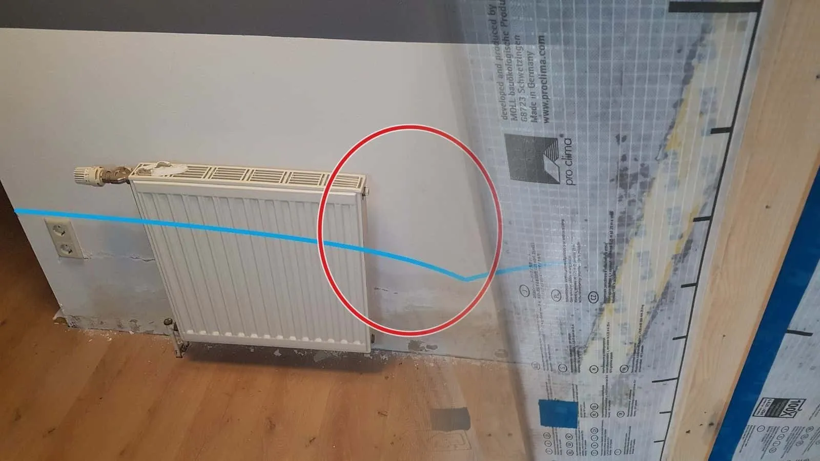 Dampfbremse mit Gitternetz zwischen den Latten einer Dachschräge, graue und schwarze Flecken entlang einer Bahn