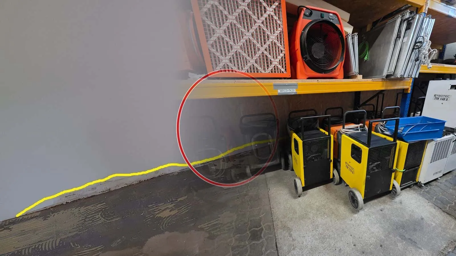 Gelbe und weiße Kondenstrockner im Lagerregal, darüber Ventilator und Luftreiniger