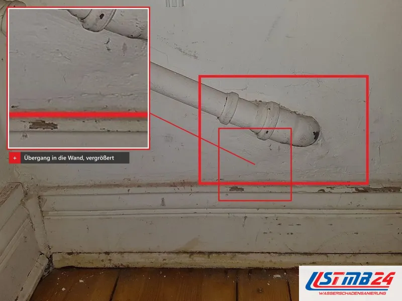 Altes weißes Abflussrohr schräg an einer Wand über Dielen, rot gerahmt und vergrößert der Übergang in die Wand