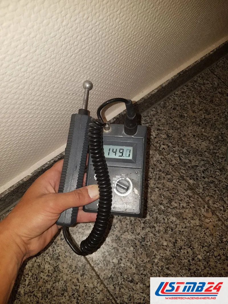 Messung an Raufaser knapp über einem Sockel aus poliertem Granit, das Gerät zeigt 149,1