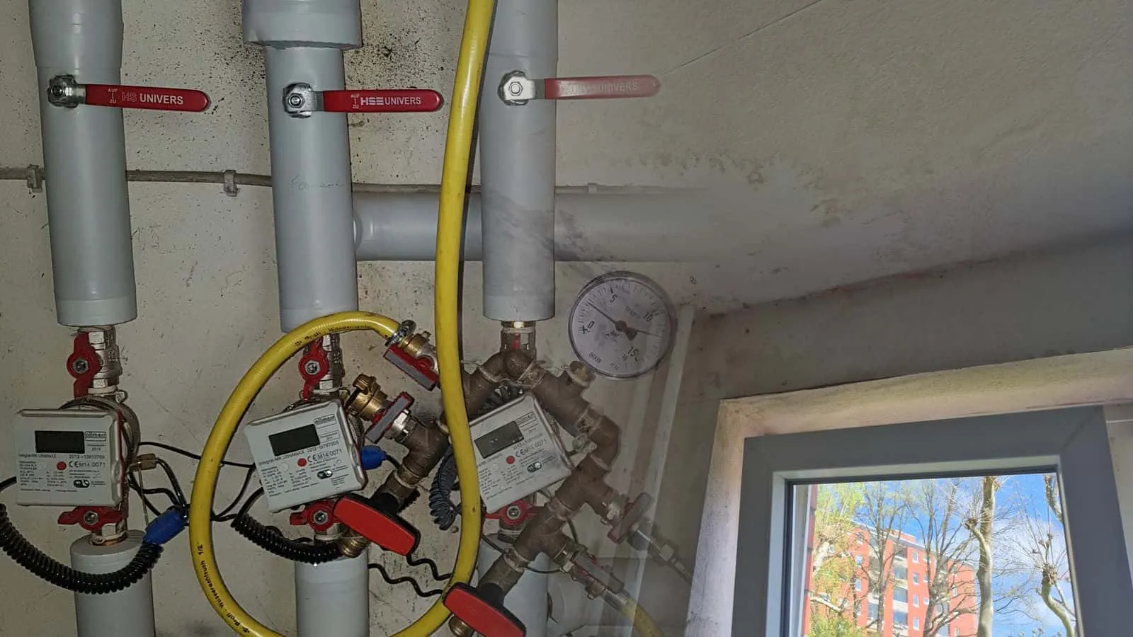 Fenster mit dunklem Schimmelbefall an Laibung, Sturz und Decke
