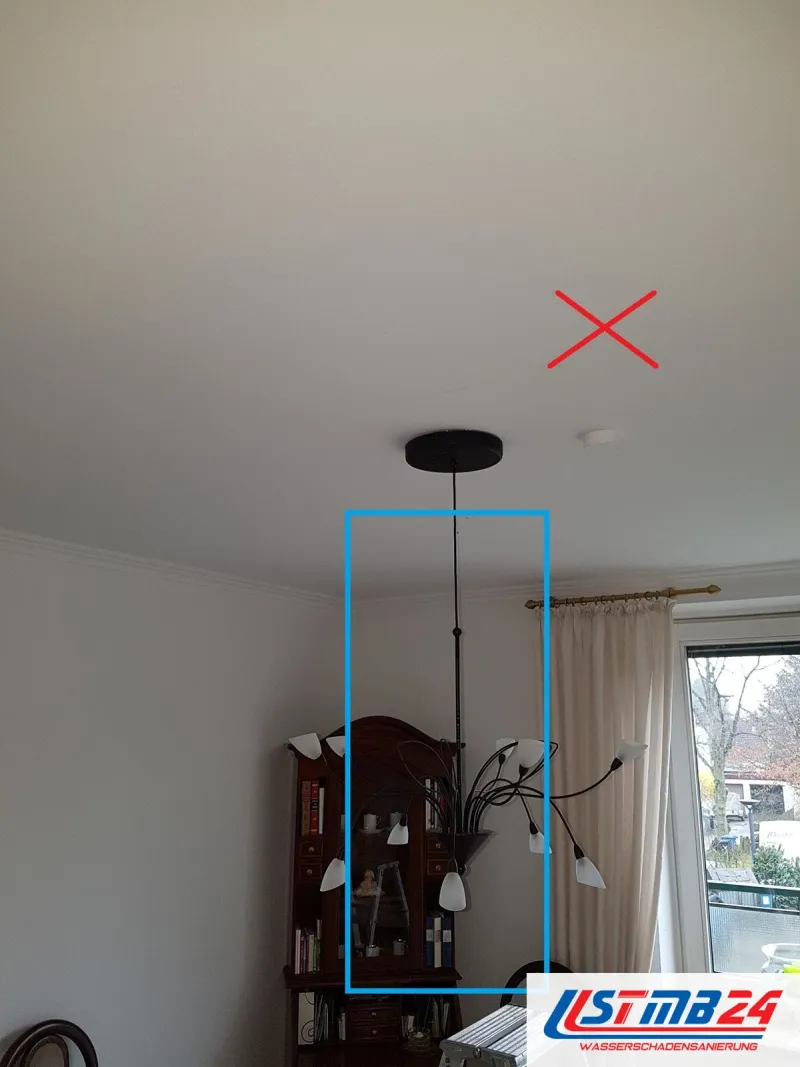 Esszimmer mit Pendelleuchte, ein blauer Rahmen markiert Leuchte und Kabel, ein rotes Kreuz die nasse Stelle an der Decke, Leiter darunter