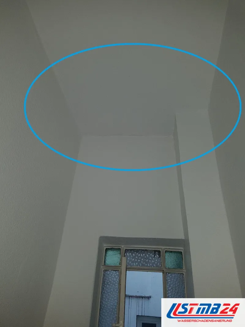 Zimmerdecke über einem Sprossenfenster, eine Fläche blau umkreist