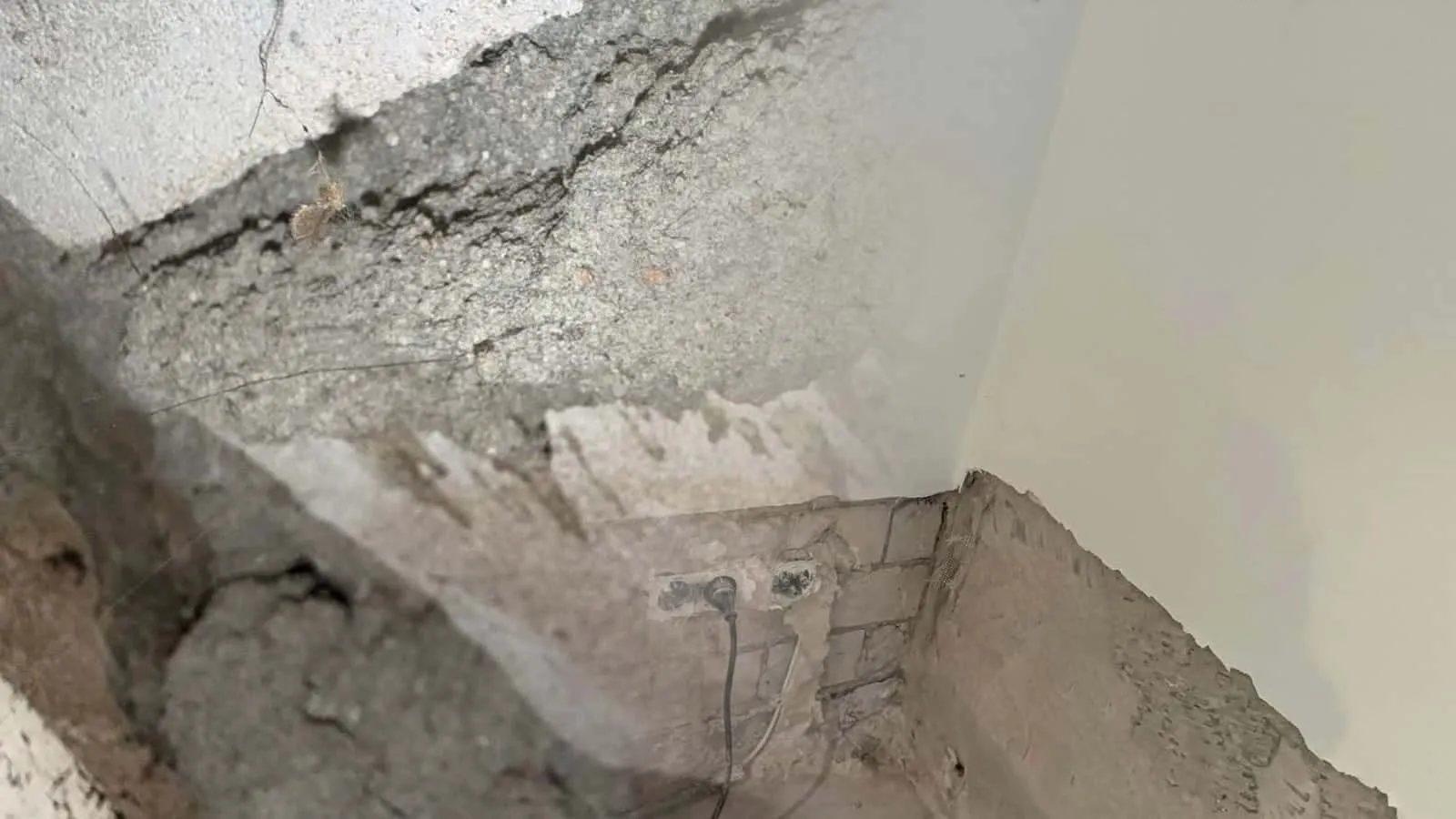 Doppelsteckdose in einer freigelegten Kalksandsteinwand