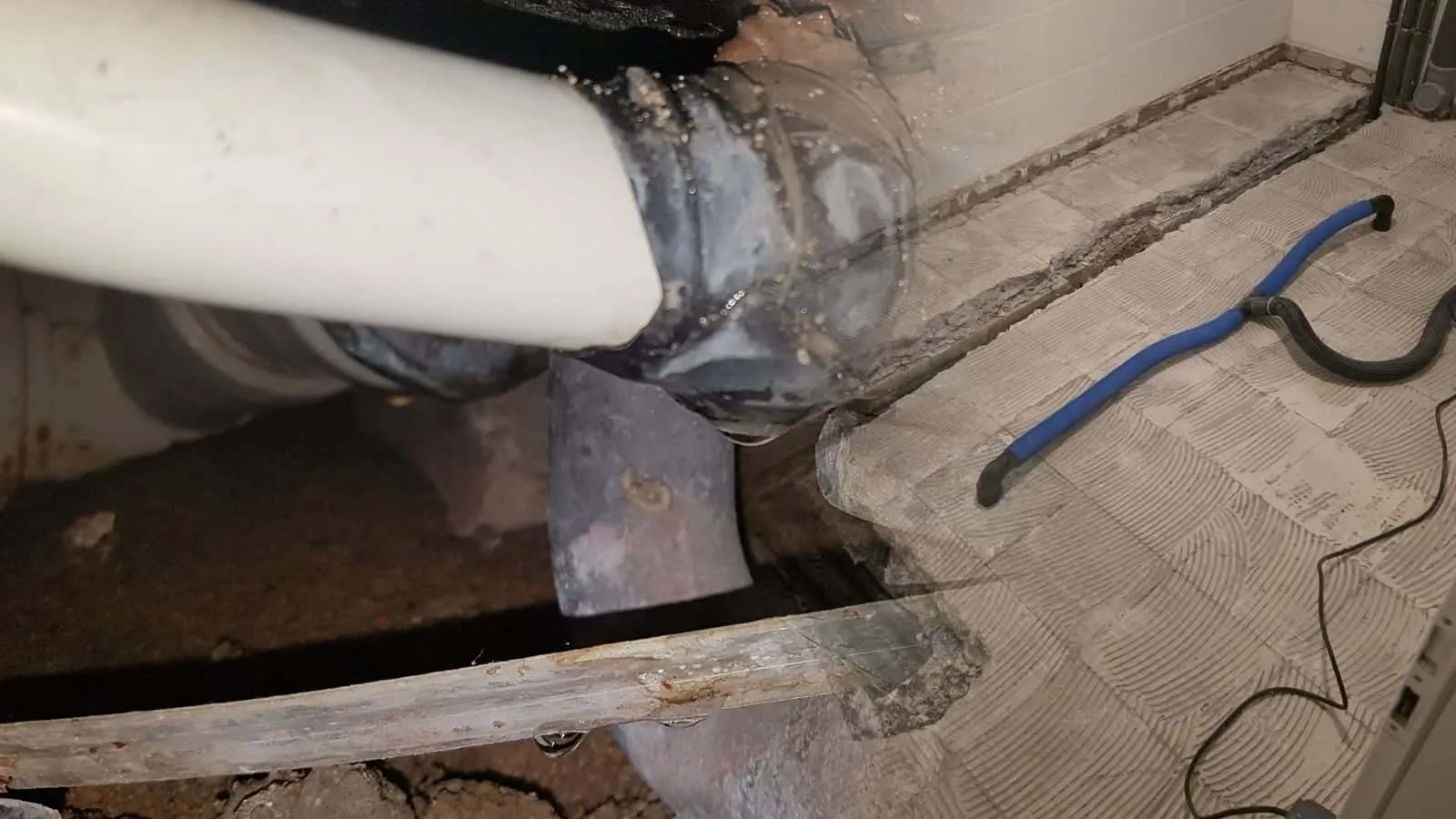 Offene Randfuge mit blauem Schlauch zur Dämmschichttrocknung
