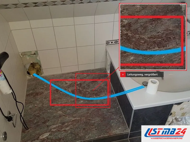 Marmorboden vor einer Badewanne, darauf eingezeichnet der blaue Leitungsweg, rot gerahmt und vergrößert die undichte Stelle