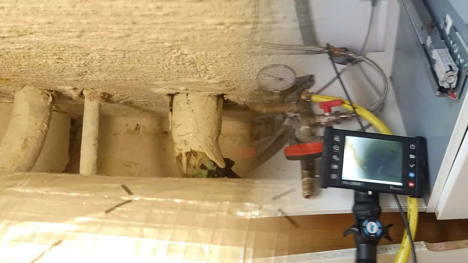 Prüfarmatur mit Manometer und Endoskop am Unterschrank