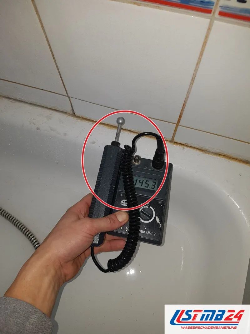 Messgerät an der Wanne, ein roter Kreis markiert die Stelle