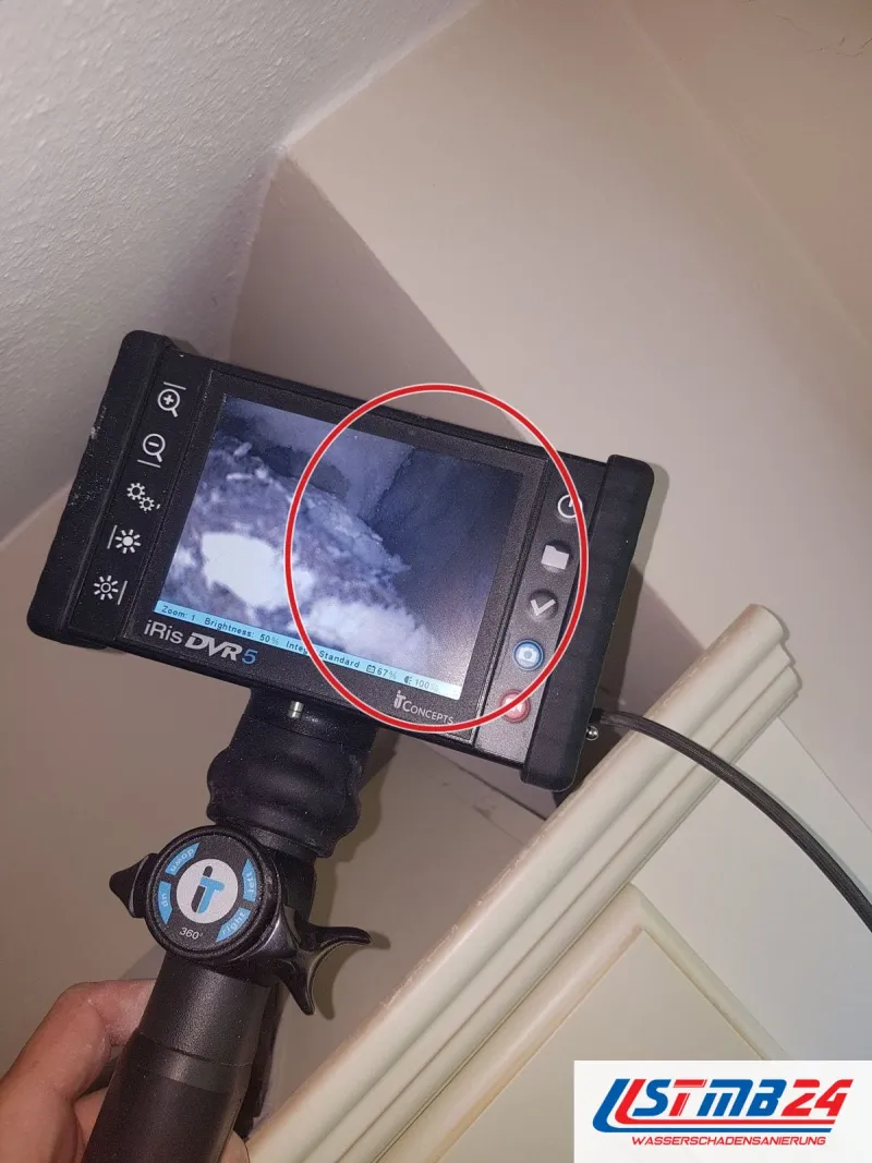 Endoskop mit Monitor, die Sonde steckt im Unterschrank, ein roter Kreis markiert die Stelle